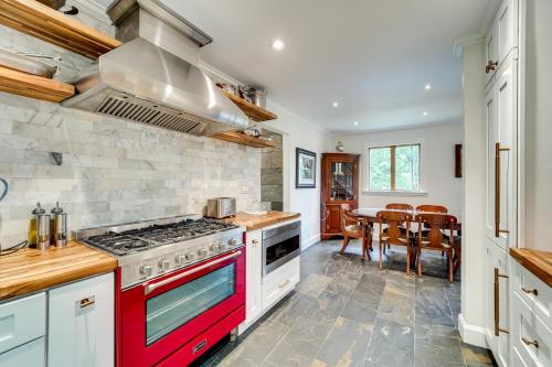Η κουζίνα ή μικρή κουζίνα στο 13 Mi to Shenandoah NP Serene Mtn-View Hideaway