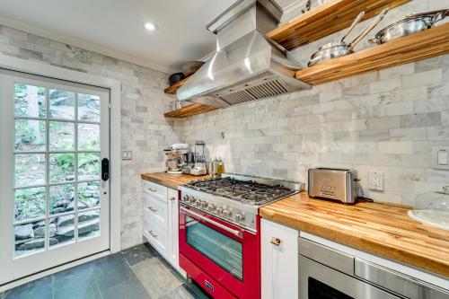 Η κουζίνα ή μικρή κουζίνα στο 13 Mi to Shenandoah NP Serene Mtn-View Hideaway