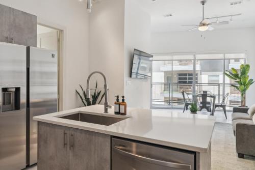 Η κουζίνα ή μικρή κουζίνα στο Chic Modern Loft Prime Location No 302