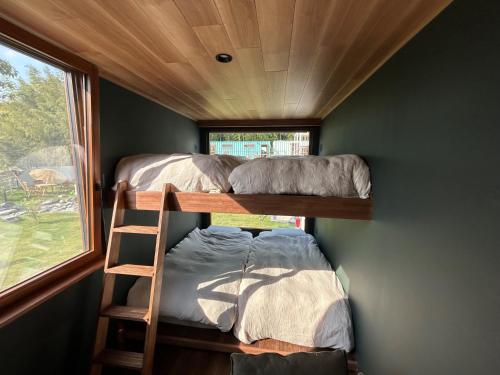 two bunk beds in a small room with a window at THE W Relax Garden Resort - Vacation STAY 09071v in Yoshioka