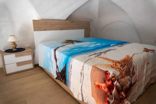 a bedroom with a bed with a painting on it at Appartamento in centro - Blu Mare in Gaeta