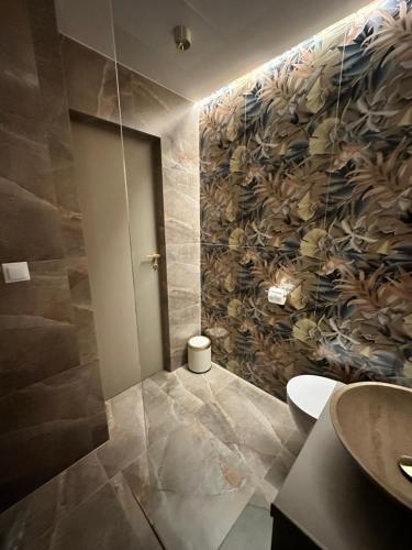Ένα μπάνιο στο Apartament KAJA