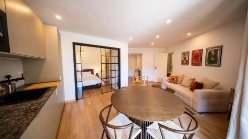 キャヴァレール・シュル・メールにあるCharmant appartement proche mer - centre villeのテーブルとソファのあるリビングルーム