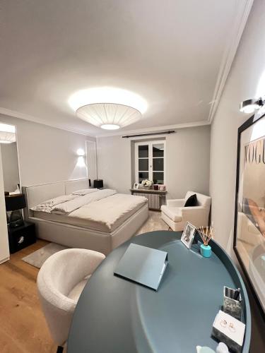 a bedroom with a bed and a desk and a table at Exklusive 60qm Designerwohnung im Herzen von München - 1 min zur Maximilianstraße in Munich