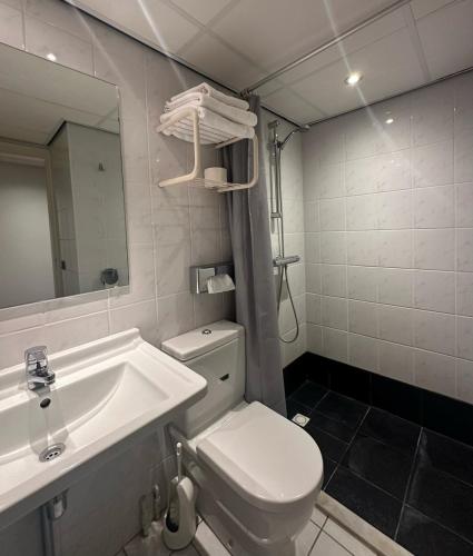Bilik mandi di Hotel De Hertog