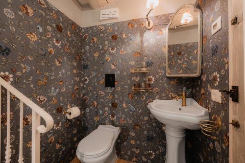 un baño con lavabo e inodoro en Dimora Lucia - Camere Relax con bagno privato, en Fossombrone