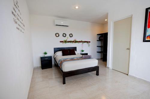Кровать или кровати в номере Puerto Morelos Hotel Las Palmas - Near the beach