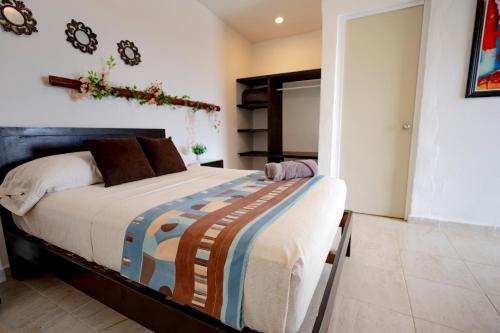 Кровать или кровати в номере Puerto Morelos Hotel Las Palmas - Near the beach
