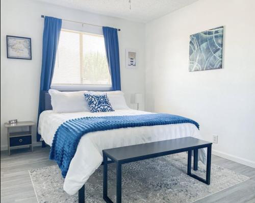 Ένα ή περισσότερα κρεβάτια σε δωμάτιο στο Trendy Ivy 2-bedroom