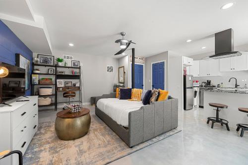 a living room with a couch and a kitchen at The Rhitreat, Studio, 10 Min Downtown & Airport in Atlanta