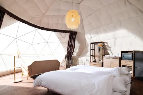 a bedroom with a large bed in a tent at EIGHT VILLAGE - Vacation STAY 40436v in Katakai