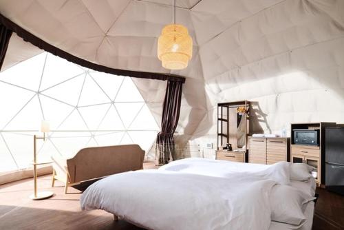 KatakaiにあるEIGHT VILLAGE - Vacation STAY 40441vのテント内の大型ベッド付きのベッドルーム1室