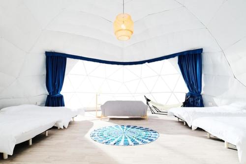 a room with two beds and a blue curtain at EIGHT VILLAGE - Vacation STAY 40435v in Katakai