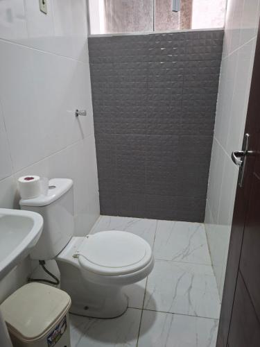 ein weißes Badezimmer mit Toilette und Dusche in der Unterkunft Casa Hnas Landivar Figueroa in Hamacas