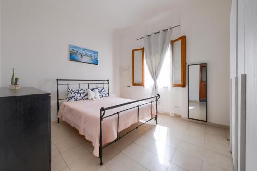 ラストラ・ア・シーニャにあるRelax a Lastra a Signa a pochi minuti da Firenzeのベッドと大きな窓のある寝室