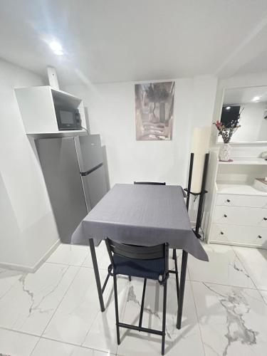 Dapur atau dapur kecil di Charmant studio neuf et meublé