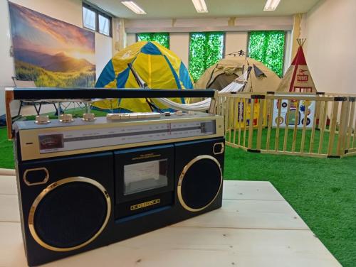 木更津市にあるTent House Kisarazu - Vacation STAY 66548vのテントのある部屋のテーブルの上に置かれた古いラジオ