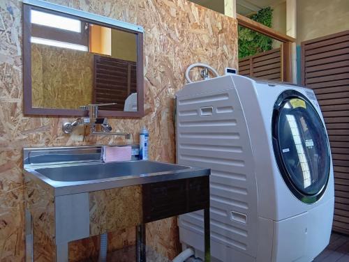 木更津市にあるTent House Kisarazu - Vacation STAY 66548vの洗面台と洗濯機を備えたバスルーム