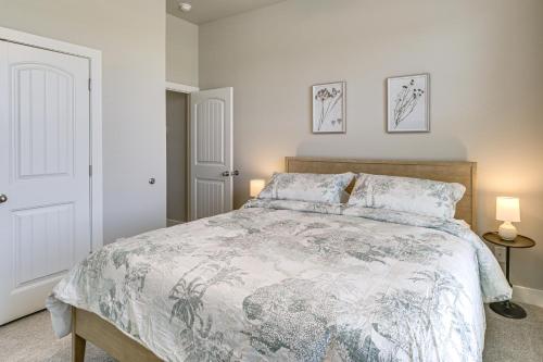 Postel nebo postele na pokoji v ubytování 8 Mi to Texas Tech Spacious Lubbock Home
