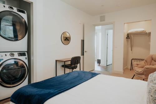 Postel nebo postele na pokoji v ubytování Beehive Loft