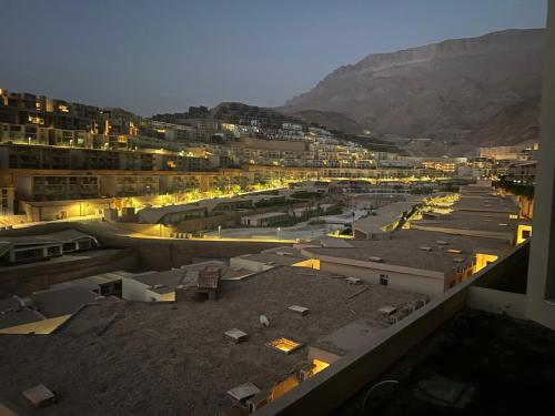 a view of a city at night with buildings at شاليه للايجار في المونت جلاله العين السخنه 3 غرف مكيف بالكامل in Ain Sokhna