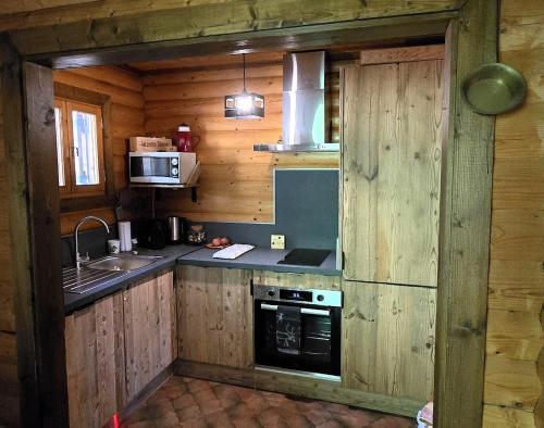 Η κουζίνα ή μικρή κουζίνα στο Chalet la Lezardiere