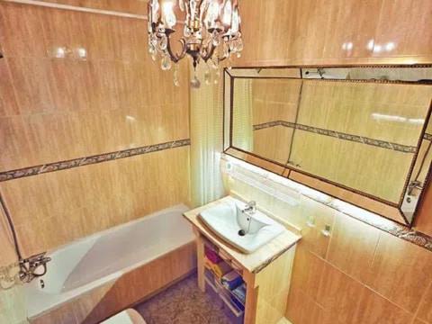 a bathroom with a sink and a bath tub at Casa de la`mur in Calabardina