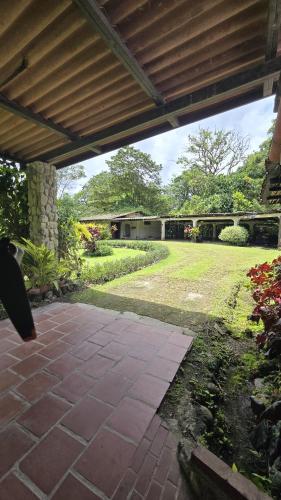 a porch with a brick walkway and a yard at El Valle de Antón Residencial Vallero in El Valle