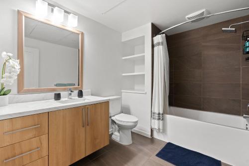 Ένα μπάνιο στο Amethyst Horizon - Stylish peaceful 2BR w zen Garden View Pool Gym