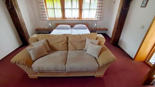 a living room with a couch and a bed at FerienFleckl in Warmensteinach