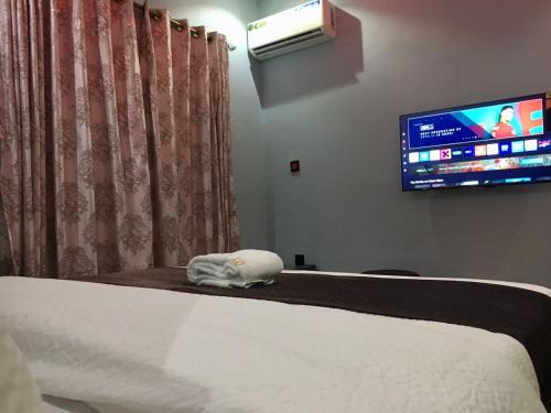 a bedroom with a bed and a tv on the wall at Oxbow Apartments 