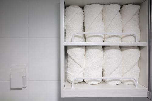 un estante de toallas en el baño en StaySolar, en Seúl
