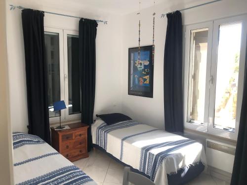 a bedroom with two beds and a window at "Spiti Kolet", magnifique villa en bord de plage in Stavros