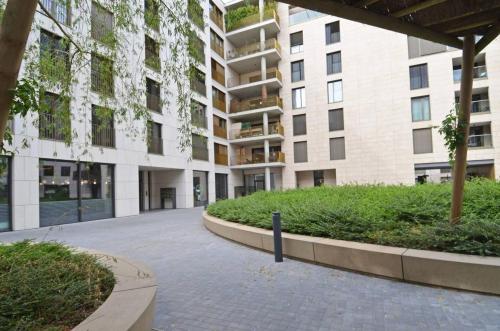 un cortile vuoto di fronte a un edificio di Cloche d'or studio sleeps 2 a Lussemburgo