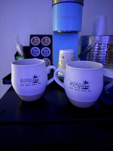 Galería fotográfica de New 2025-Ocean Sands Beach Boutique Inn-Sauna and Salt-Mineral Pool -Free Beach Bikes and Famous Beach-Nightly Popcorn-Bathrobes and Sunscreen in all rooms-Ultra Sparkling Certified-Free Laundry-4 Grand Presidential Black Beds in all rooms en Kill Devil Hills