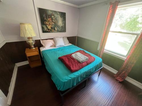 Postel nebo postele na pokoji v ubytování Old Sierra City Hotel