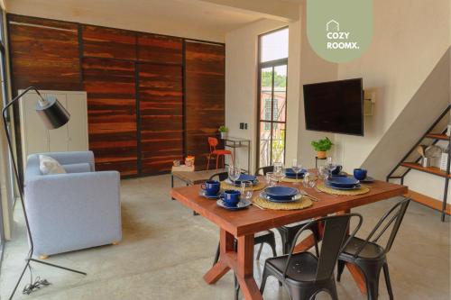 a living room with a table with blue dishes on it at Estancia intima con terraza en Oaxaca Pet Friendly in Oaxaca City