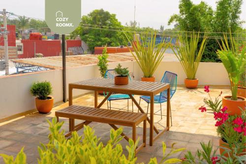 a patio with a table and chairs and potted plants at Estancia intima con terraza en Oaxaca Pet Friendly in Oaxaca City