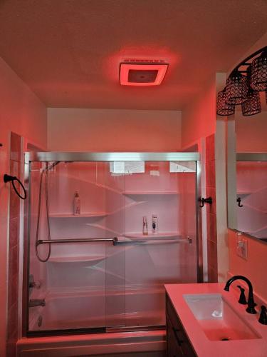 Un baño de The Anchorage Abode, Freshly Renovated in 2024