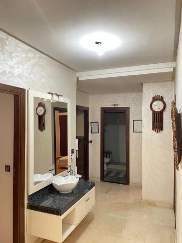 a bathroom with two sinks and a large mirror at Diamond Residence Fes in Fez