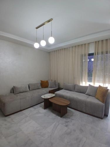 Ein Sitzbereich in der Unterkunft Duplex Luxe 3 Chambres Vue Mer & Piscine à Zenata Eco City