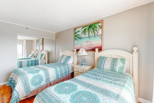 Un dormitorio con dos camas y un espejo. en Plaza 301, en Ocean City