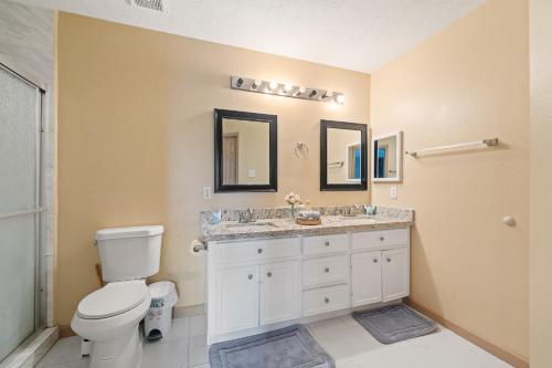Ένα μπάνιο στο Modern Comfort Home in Katy