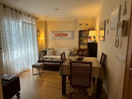 a living room with a table and a couch at Centrica Suite de Lujo Parking Incluido in Vigo