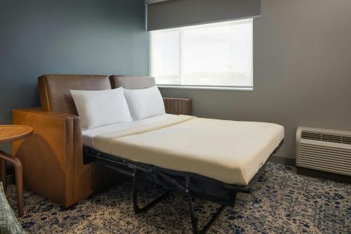 Postel nebo postele na pokoji v ubytování Four Points By Sheraton - Saginaw
