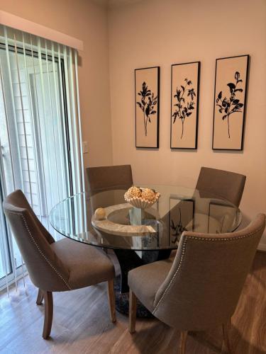 a dining room with a glass table and chairs at The perfect place in Spring