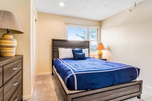 a bedroom with a bed and a window at Mountainside Resort F303 in Stowe