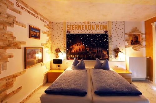 Postel nebo postele na pokoji v ubytování Schlagerschloss Hotel
