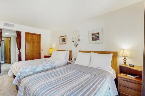 two beds in a hotel room with white walls at Sedona Sky Sanctuary in Sedona