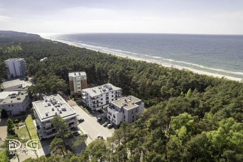 een luchtzicht op een gebouw naast het strand bij Milano 18 D&D Apartments in Międzywodzie
